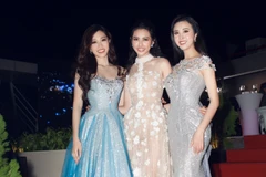 Dàn người đẹp xúng xính đi trao giải cuối tuần qua. (Ảnh: Khánh Linh Phạm)