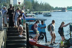 Lữ hành đưa khách nước ngoài xuống bến Ninh Kiều đi thăm chợ nổi Cái Răng, Cần Thơ. (Ảnh: Xuân Mai/Vietnam)