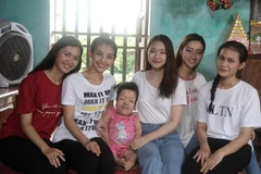 Các thí sinh của dự án nhân ái số 6 và nhân vật chính. (Ảnh: CTV/Vietnam+)
