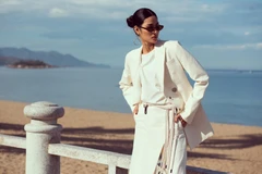 Vốn có kinh nghiệm nhiều năm làm mẫu, Hoàng Thùy biến hóa linh hoạt trong mỗi khung hình, mang đến hình ảnh mạnh mẽ và nữ quyền. (Ảnh: Quang Đức/Vietnam+)