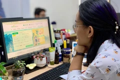 Trí tuệ nhân tạo của các nền tảng công nghệ giúp thu thập, xử lý hành vi người dùng để chủ động cung cấp thông tin tìm kiếm liên quan. (Ảnh minh họa: X.Mai/Vietnam+)