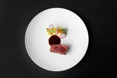 Le Boeuf Wagyu, món thăn bò mềm thượng hạng dùng kèm khoai tây và nấm truffle. (Ảnh: CTV)