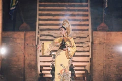 Được biết, để lột tả đúng tinh thần của bài múa, cả êkíp đã phải ghi hình đến nửa đêm trong không gian mờ ảo và linh thiêng tại ngôi tháp cổ. (Ảnh: Quang Đức)