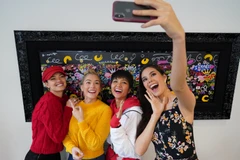 Dàn người đẹp Miss Universe vui sướng gặp H'Hen Niê trên đất Mỹ