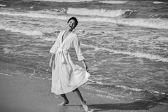 Khoảnh khắc cô thích thú chơi đùa với biển đã được nhiếp ảnh gia nhanh tay chụp lại một cách ngẫu hứng. (Ảnh: Hồ Quốc Hoàng/Vietnam+)