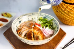 Phở 3 Spoons khổng lồ với gan vịt và vịt quay Trung Hoa.