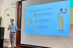 Đại diện một nền tảng công nghệ du lịch thuyết trình dự án tại cuộc thi cuộc thi "Doanh nghiệp khởi nghiệp sáng tạo ứng dụng công nghệ thông tin phát triển du lịch." (Ảnh: PV/Vietnam+) 