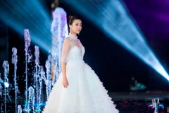 [Photo] Dàn Hoa hậu ‘đọ’ catwalk trên sàn diễn Miss World Việt Nam