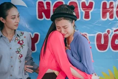 Thí sinh Miss World Việt Nam bật khóc trước những bệnh nhi ung bướu