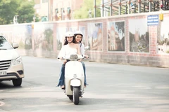 Mới đây, Á hậu Diễm Trang và Á hậu Thuý An đã cùng nhau vi vu xe máy khắp Sài Gòn để thực hiện hành trình ăn vặt lành mạnh đầy mới lạ và hấp dẫn của mình. (Ảnh: Tân Lê/Vietnam+)