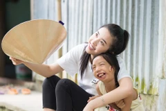Á hậu Thúy An xúc động ngày về thăm cô bé có nghị lực sống phi thường