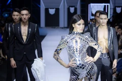 Điểm đặc biệt trong bộ sưu tập lần này là Chung Thanh Phong đã áp dụng kỹ thuật in phản quang tân tiến. (Ảnh: BTC)