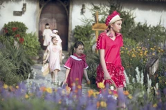 Sàn diễn của sự kiện trong vườn hoa vào mùa thứ 5. (Ảnh: CTV/Vietnam+)