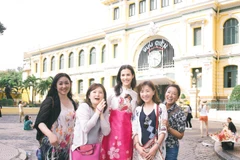 Hoa hậu Thế giới Mariem Velazco lần đầu diện áo dài khám phá Sài Gòn