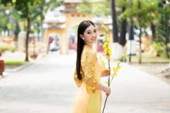 Hoa hậu Tiểu Vy rạng rỡ đầy gợi cảm trong tà áo dài đón Xuân 