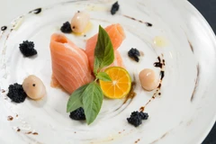 Món Âu sẽ được phục vụ trên du thuyền Paradise Elegance. (Ảnh: CTV/Vietnam+)