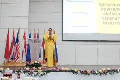 Á hậu Hoàng Thùy gây ấn tượng với màn diễn thuyết ở Philippines