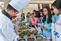 Sinh viên ngành du lịch học hỏi một số kỹ năng ẩm thực. (Ảnh: CTV)