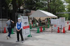 Một địa điểm tiêm vaccine ngừa COVID-19 tại Tokyo, Nhật Bản. (Ảnh: AFP/TTXVN)