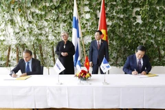 Chủ tịch Quốc hội Vương Đình Huệ và Chủ tịch Quốc hội Phần Lan chứng kiến Lễ ký kết hợp tác giữa Tập đoàn VNPT và Nokia. (Ảnh: Doãn Tấn/TTXVN)