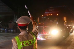 Lực lượng chức năng kiểm tra, kiểm soát các phương tiện giao thông vào Hà Nội. (Ảnh: Phạm Kiên/TTXVN)