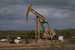 Một cơ sở khai thác dầu tại Cotulla, Texas, Mỹ. (Ảnh: AFP/TTXVN)