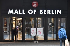 Cảnh vắng vẻ tại một trung tâm mua sắm do ảnh hưởng của dịch COVID-19 tại Berlin, Đức. (Ảnh: AFP/TTXVN)