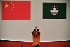 Trưởng khu hành chính đặc biệt Macau Hạ Nhất Thành tuyên thệ nhậm chức nhiệm kỳ 5 tại Macau ngày 20/12/2019. (Ảnh: AFP/TTXVN)
