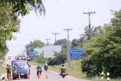 Công an lập chốt tại các xã, phường tiếp giáp của thủ đô Vientiane với các tỉnh lân cận. (Ảnh: Phạm Kiên/TTXVN)