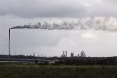 Khói phát thải ra từ một nhà máy lọc dầu gần Port Arthur, bang Texas, Mỹ. (Ảnh: AFP/TTXVN)