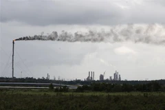 Khói phát thải ra từ một nhà máy lọc dầu gần Port Arthur, bang Texas, Mỹ. (Ảnh: AFP/TTXVN)