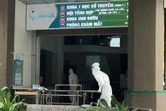 Nhân viên y tế dọn dẹp tại khu phong tỏa. (Ảnh: Nguyễn Nam/TTXVN)