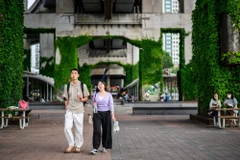 Những người trẻ tuổi trên một tuyến phố ở Seoul, Hàn Quốc. (Nguồn: AFP/TTXVN) 