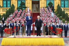 Tổng Bí thư Nguyễn Phú Trọng và Tổng thống Hoa Kỳ Joe Biden trên bục danh dự, thực hiện nghi thức chào cờ. (Ảnh: Trí Dũng/TTXVN)