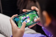 Bố dạy con trai bài học nhớ đời vì lén sử dụng điện thoại