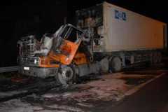 Xe tải bất ngờ bốc cháy, gây ùn tắc kéo dài trên Quốc lộ 1A