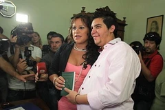 Alexis (phải) tại lễ kết hôn khi đã mang bầu “vượt mặt” (Nguồn: AFP)