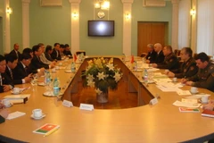 Phó Chủ tịch Quốc hội làm việc với Bộ Quốc phòng Belarus