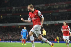 Video Bendtner nổ súng giúp Arsenal tiếp tục bay cao
