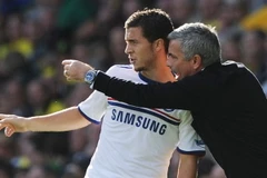 Dư âm: Mourinho phạt Hazard, Wenger nổ tưng bừng