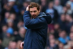 Tin sáng 25/11: Villas-Boas sắp bị sa thải, Baines nghỉ hết năm?