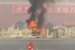 Chiếc xe bị bốc cháy ở quảng trường Thiên An Môn. (Nguồn: Twitter)