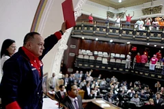 Chủ tịch Quốc hội Venezuela Diosdado Cabello giương cao luật trao siêu quyền lực cho ông Maduro (Nguồn: Quốc hội Venezuela)