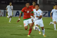 U23 Indonesia (áo đỏ) lách khe cửa hẹp vào bán kết.