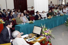 Cuộc gặp mặt của các thế hệ phóng viên chiến trường của TTXVN. (Ảnh: Thanh Tùng/TTXVN