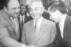 Bức ảnh Giáo sư-Viện sĩ Đặng Hữu chụp với đối tác Liên Xô (cũ) bàn về thành lập Trung tâm Nhiệt đới Việt-Nga, dưới sự chứng kiến của Đại tướng Võ Nguyên Giáp