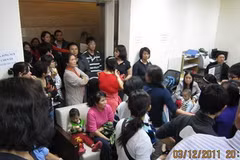 Cấm thang máy, đẩy hàng trăm người dân, trong đó có cả trẻ nhỏ ra đường, Keangnam đang quay lưng với cả cộng đồng (Ảnh: Sơn Bách/Vietnam+)