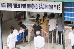 Chờ đóng viện phí tại Bệnh viện Việt Đức Ảnh: Ngọc Dung-NLD