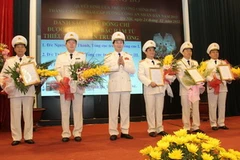 Thượng tướng Trần Đại Quang, Ủy viên Bộ Chính trị, Bộ trưởng Bộ Công an trao quyết định và tặng hoa chúc mừng các đồng chí được phong cấp hàm Trung tướng CAND. Nguồn: mps.gov.vn
