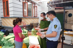 Lực lượng liên ngành cùa Hà Nội kiểm tra lô thực phẩm có dấu hiệu vi phạm. (Ảnh: PV/Vietnam+)